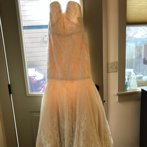 Wedding gown and accessories - Picture 2 of 8